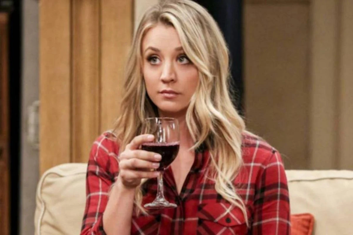 Ator de The Big Bang Theory parabeniza Kaley Cuoco com imagem hilária