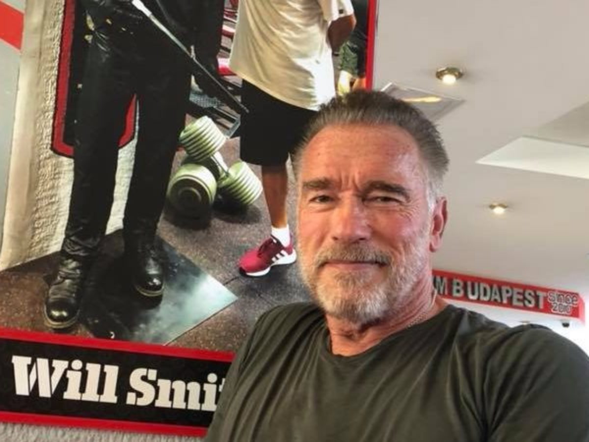 Filho de Schwarzenegger monta em cavalo sem camisa e revela foto