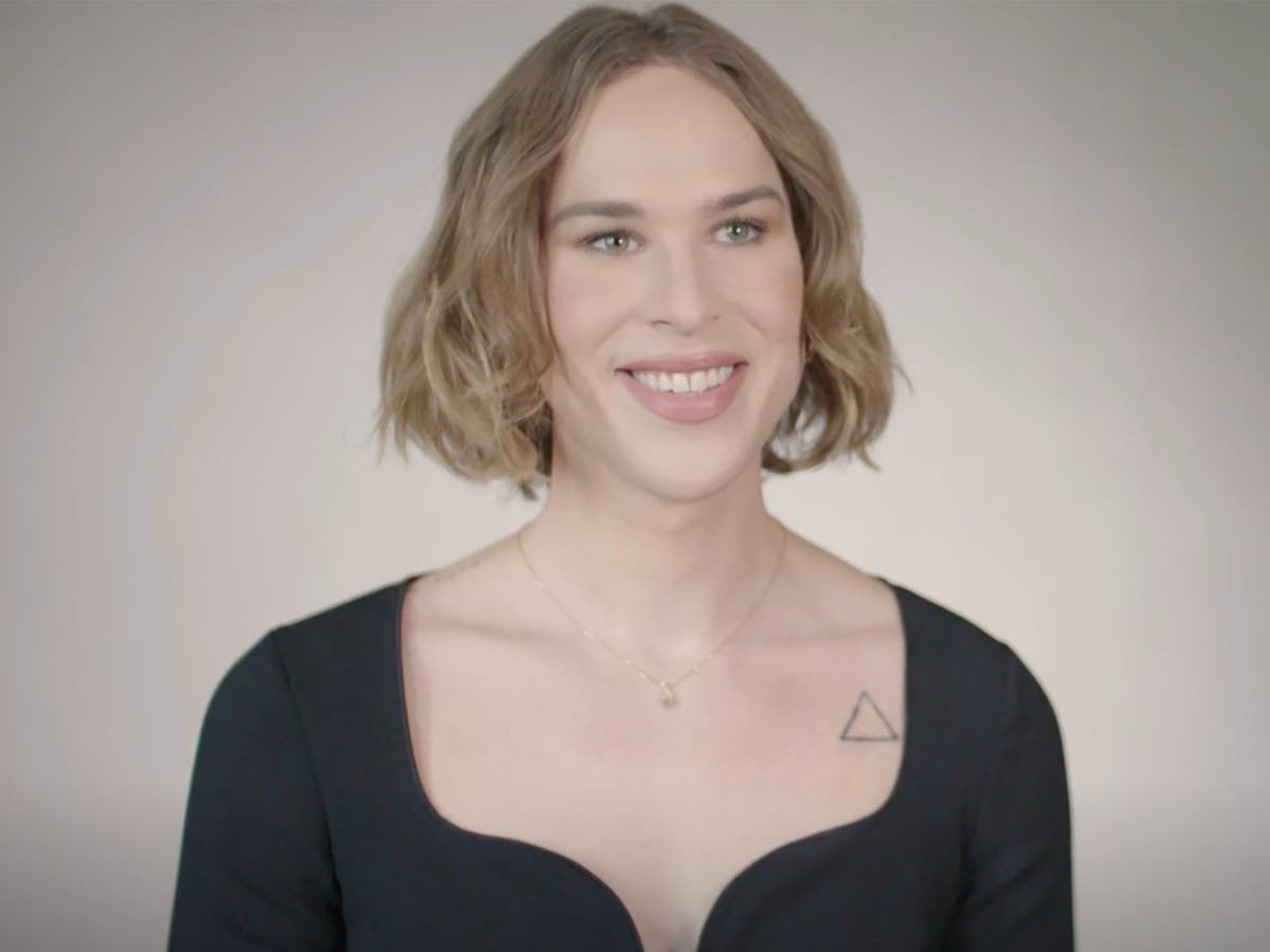 Estrela de 13 Reasons Why sai do armário como mulher trans