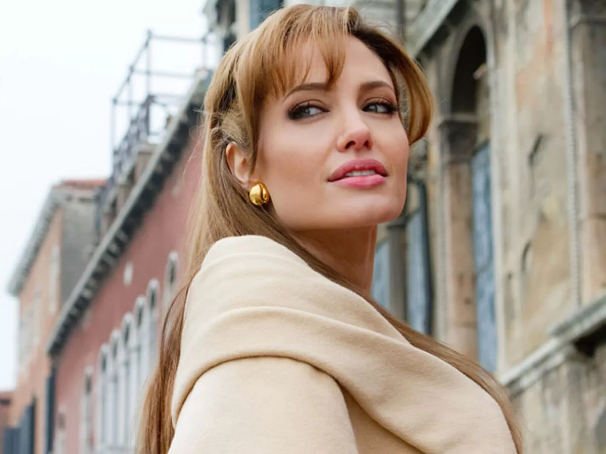 Angelina Jolie afunda rosto de atriz da Marvel em bolo e se diverte
