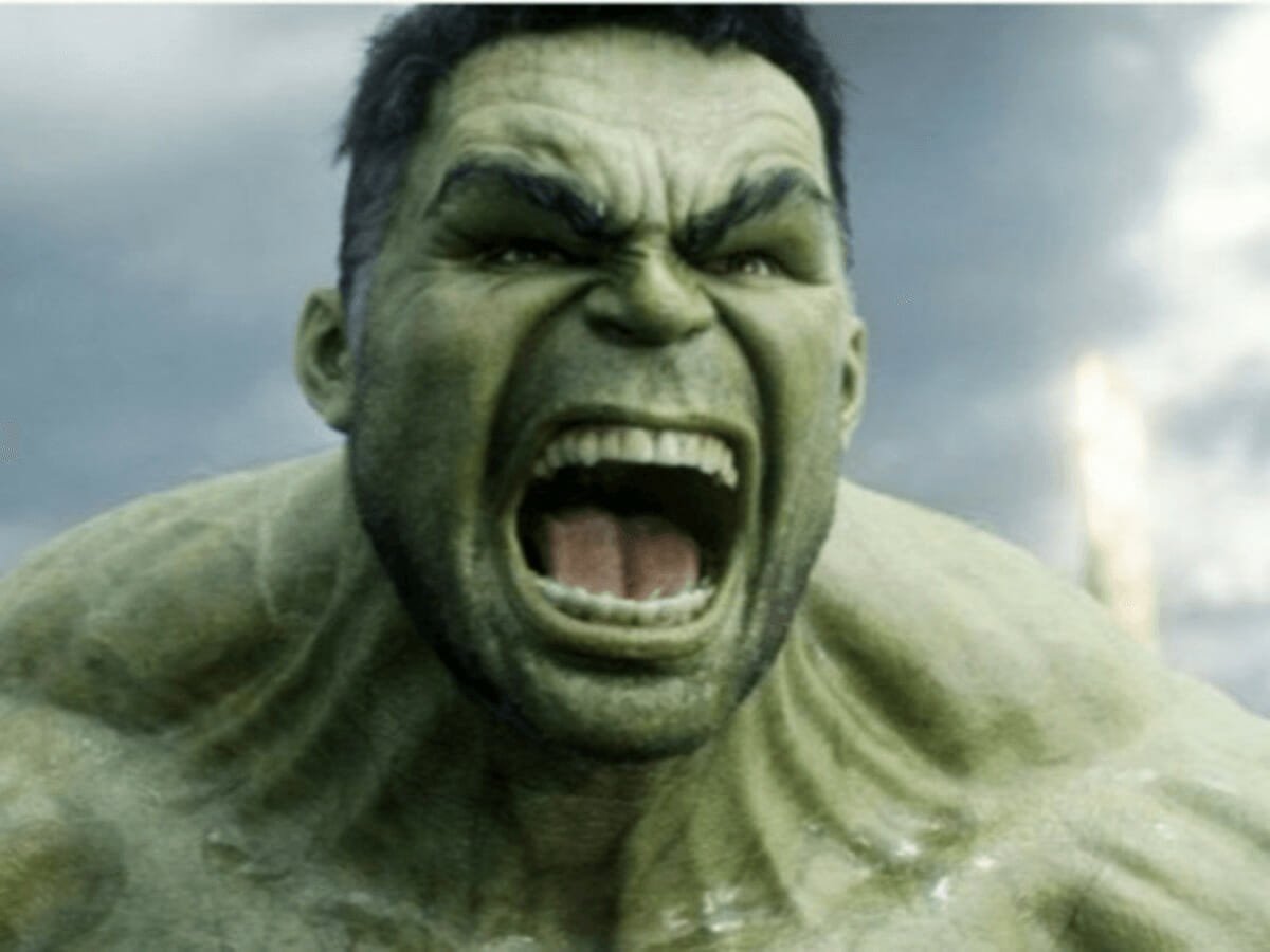 Homem chamado de Hulk da vida real publica vídeo quebrando parede a socos