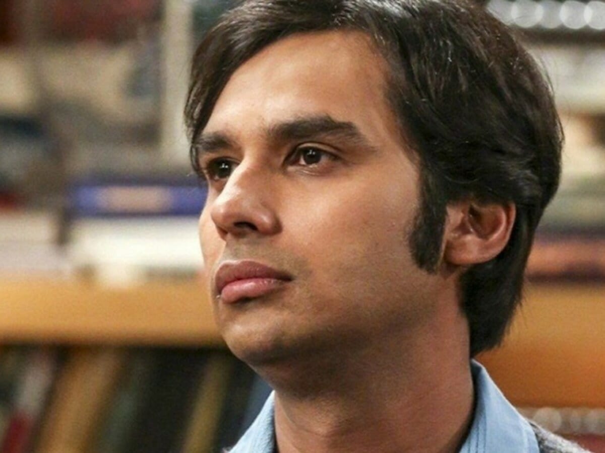 Com papel diferentão, ator de Big Bang Theory se afasta cada vez mais de Raj