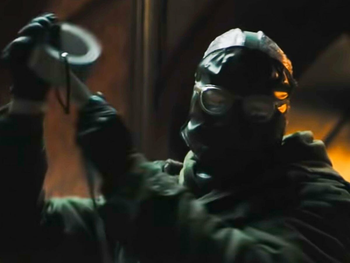 Paul Dano como Charada em cena de The Batman