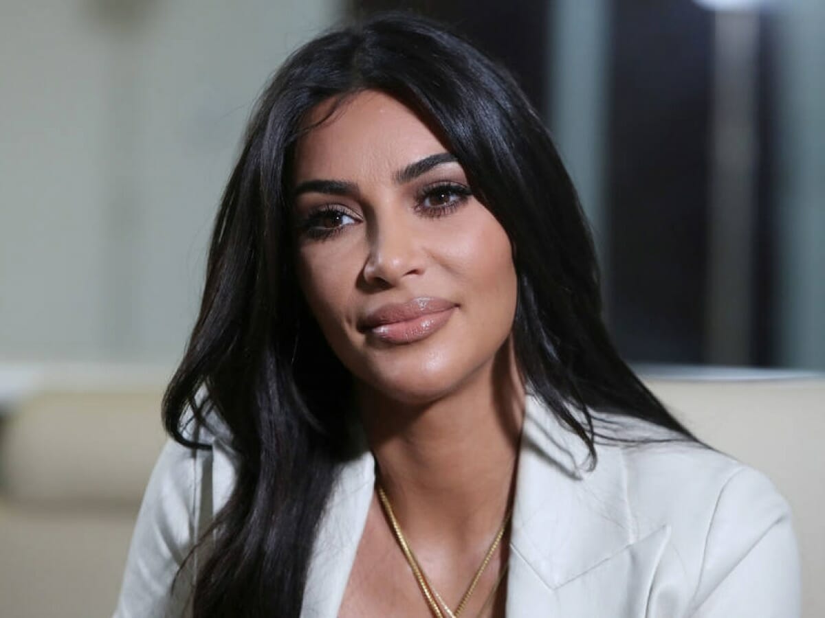Kim Kardashian é vista de mãos dadas com ator de O Esquadrão Suicida