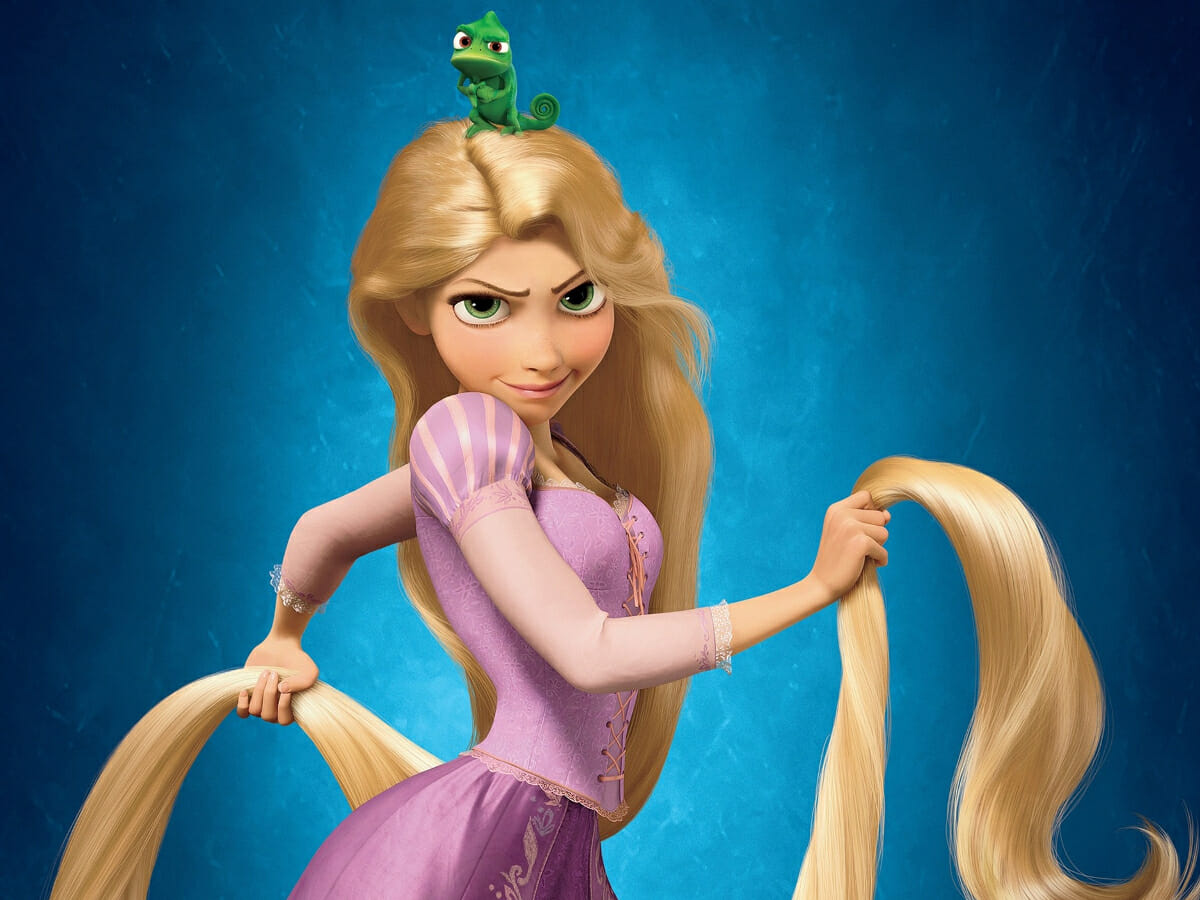 Influenciadora impressiona com cabelo e é chamada de Rapunzel da vida real