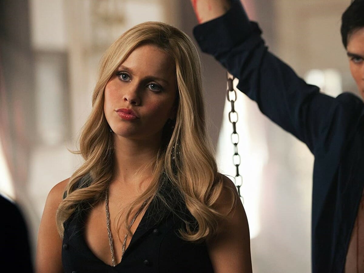 Após reviravolta, Legacies conta quando traz Rebekah de The Vampire Diaries