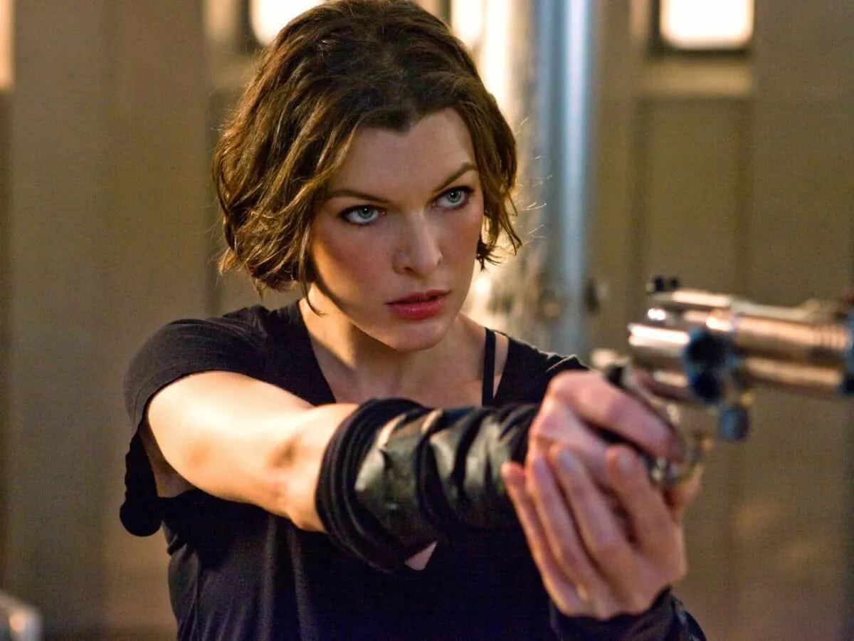 Atriz da Marvel impressiona em semelhança com mãe, que é estrela de Resident Evil