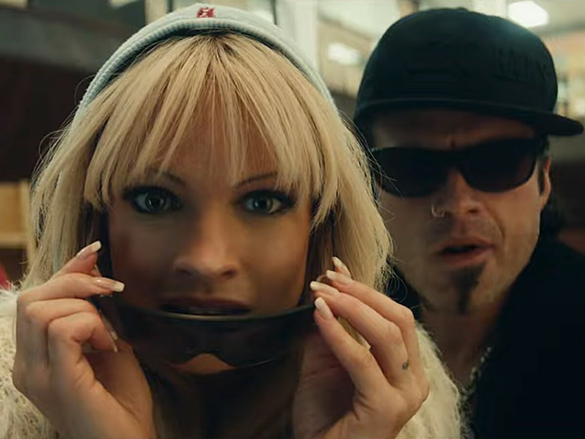Sebastian Stan e Lily James ficam irreconhecíveis em trailer de série