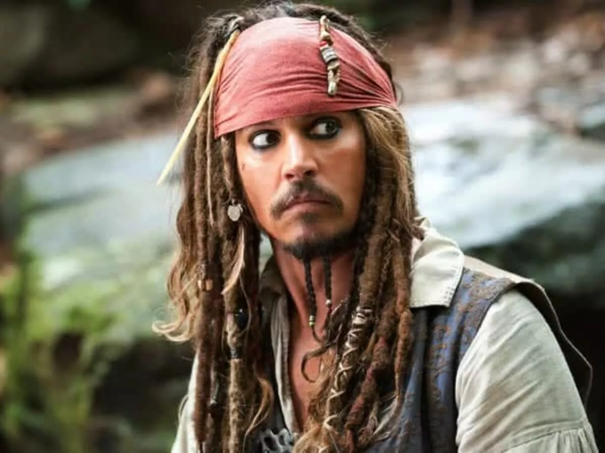 Johnny Depp como Capitão Jack Sparrow