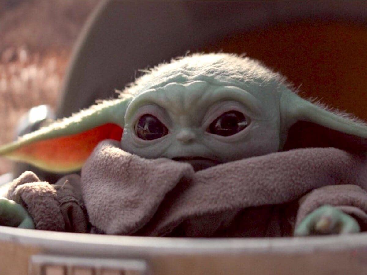 Vilão de O Mandaloriano tem momento fofo com bebê Yoda da vida real; veja