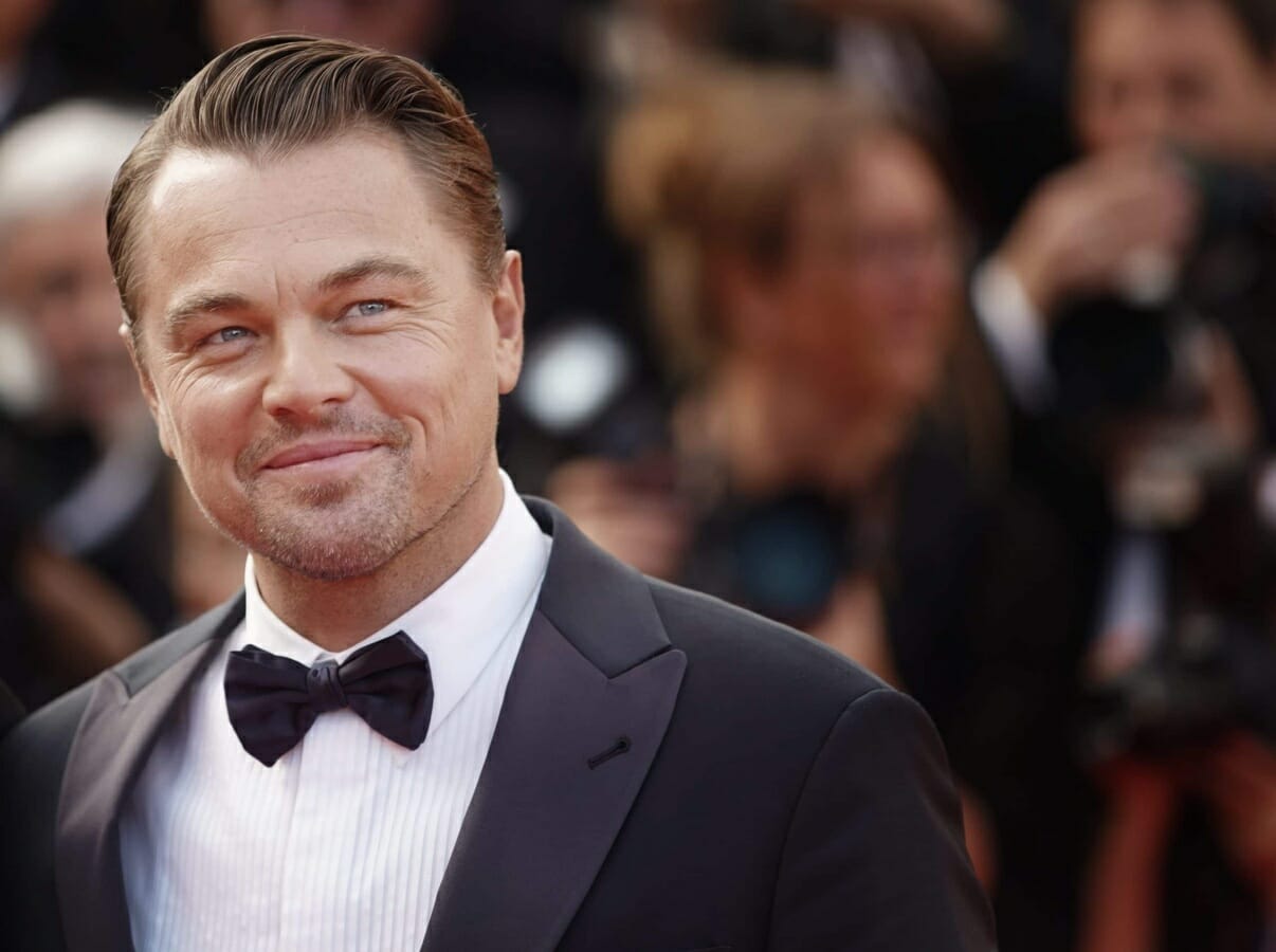 Namorada 22 anos mais jovem chama atenção em passeio com Leonardo DiCaprio