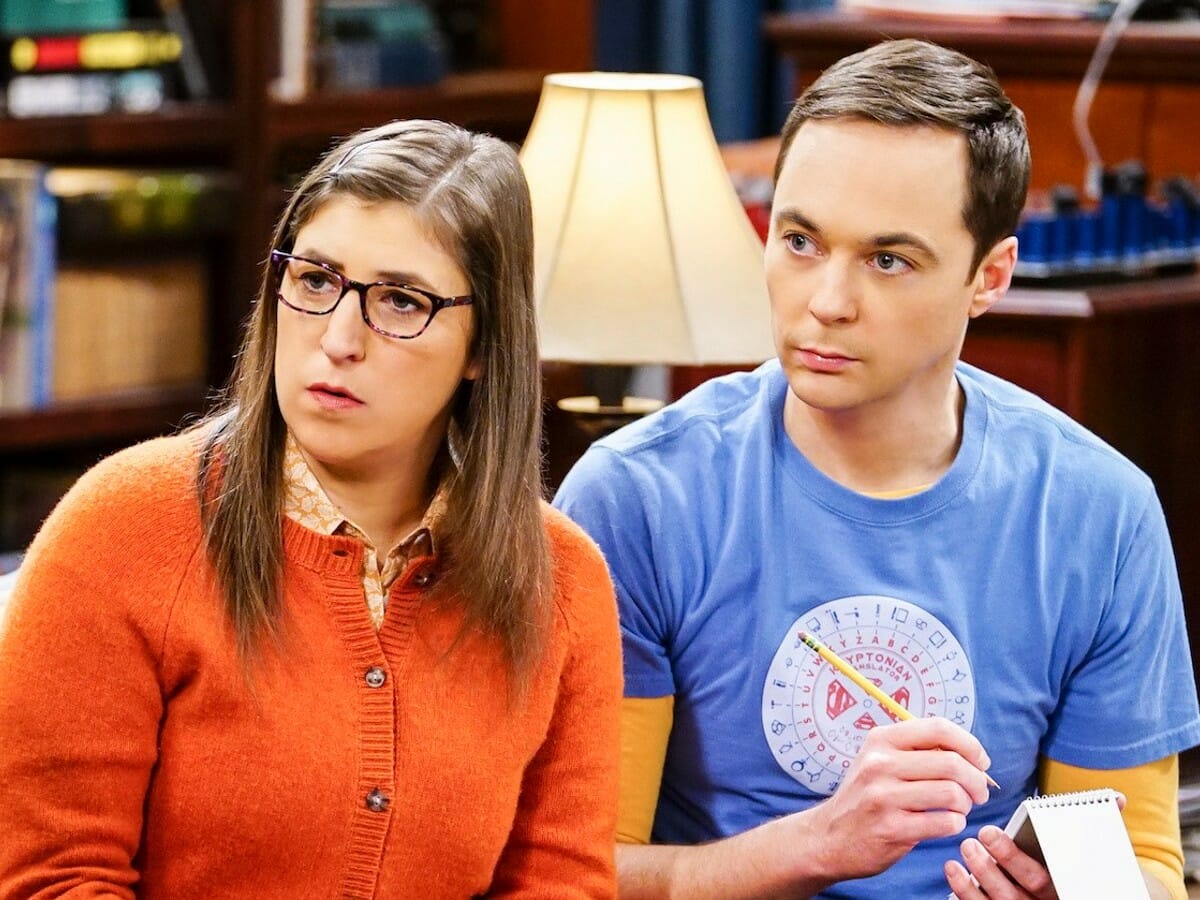 Mayim Bialik e Jim Parsons vivem Amy e Sheldon em The Big Bang Theory