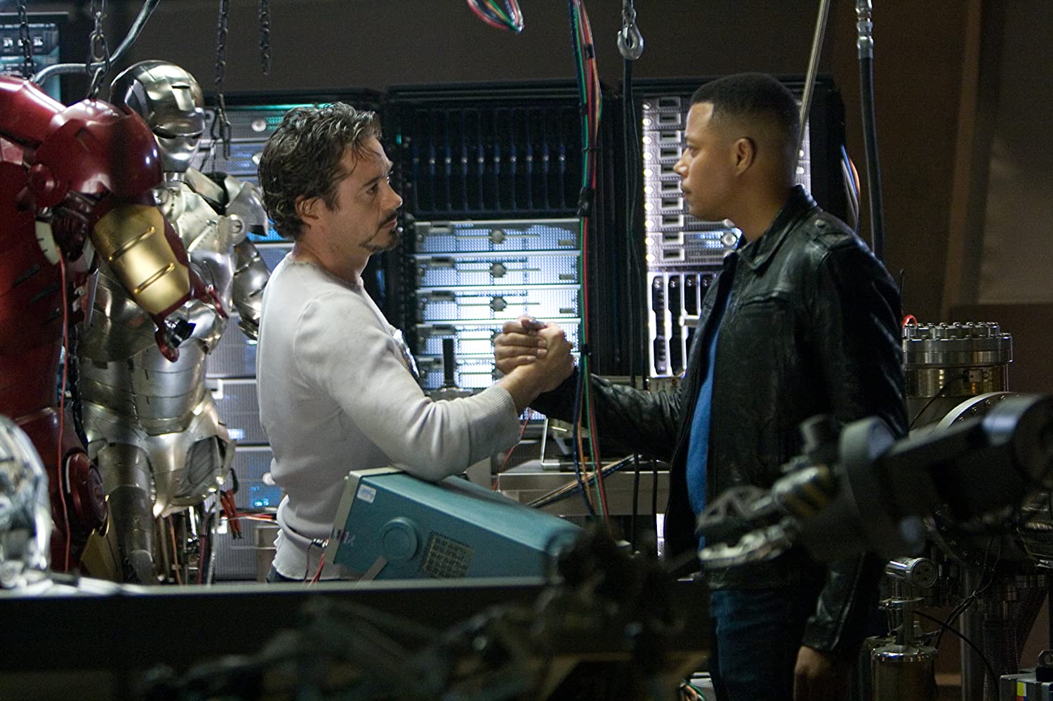 Robert Downey Jr e Terrence Howard em cena de Homem de Ferro