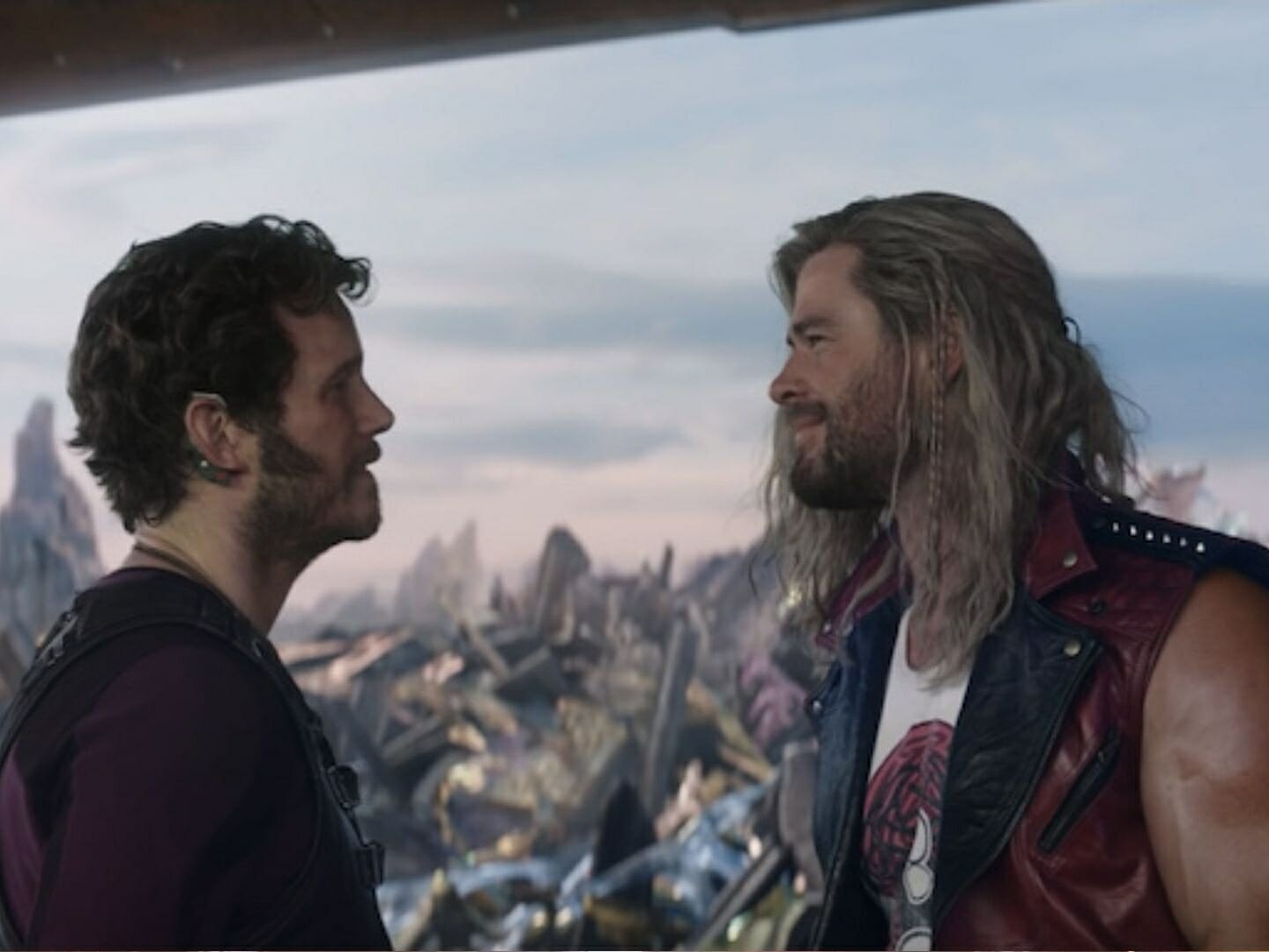 Chris Pratt e Chris Hemsworth em Thor: Amor e Trovão