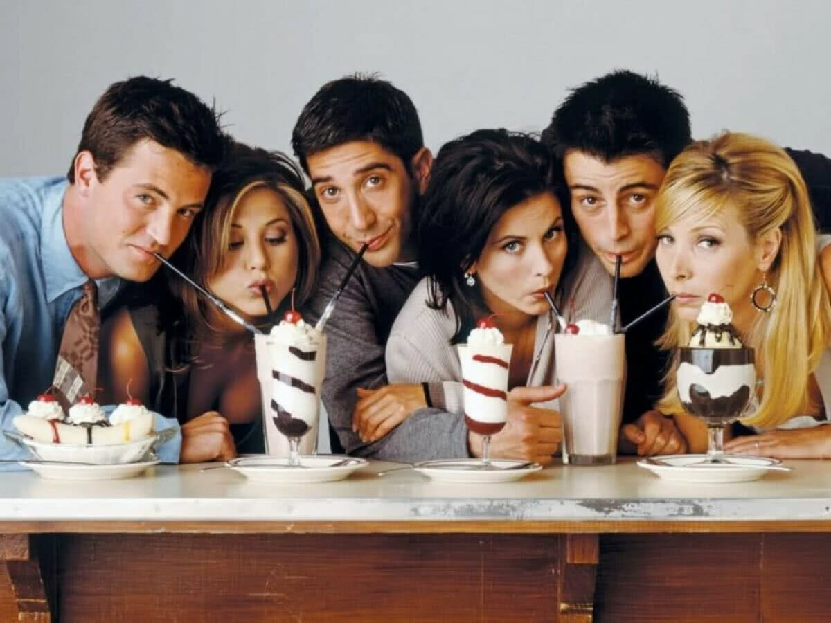 Friends só é um sucesso por causa DESSA outra série e a Phoebe sabe disso