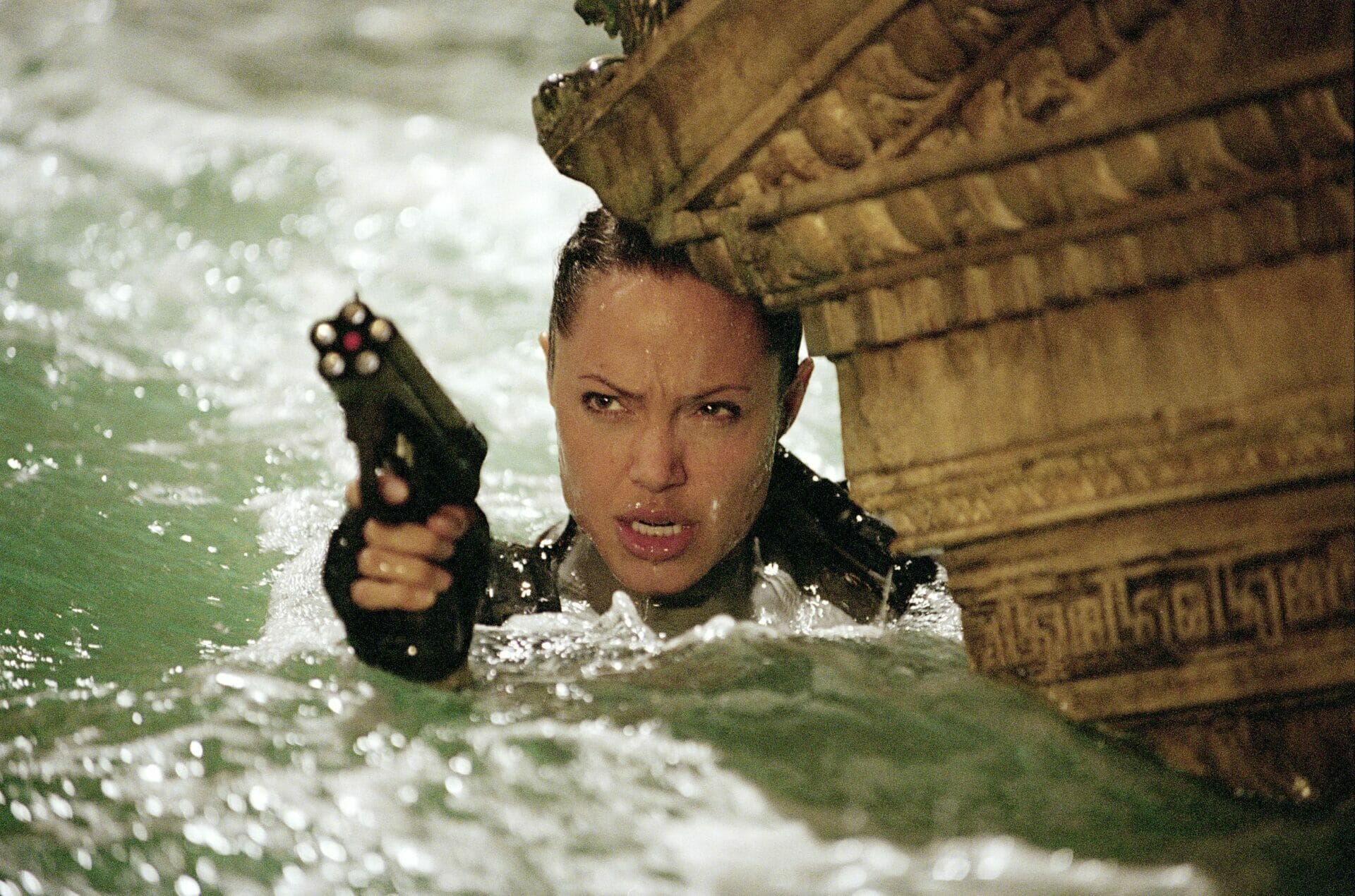 Angelina Jolie como Lara Croft em Tomb Raider 2: A Origem da Vida