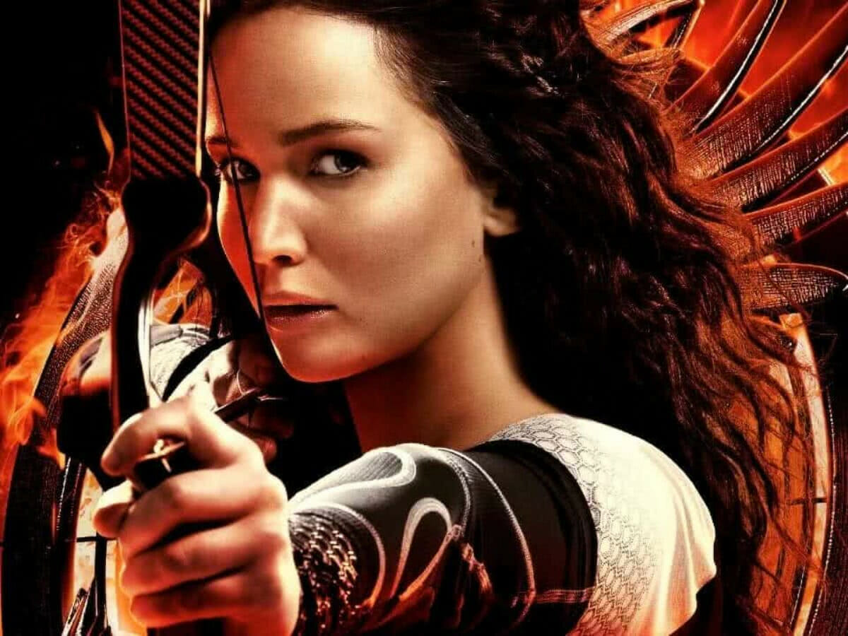 A atriz de Cobra Kai que quase interpretou Katniss em Jogos Vorazes